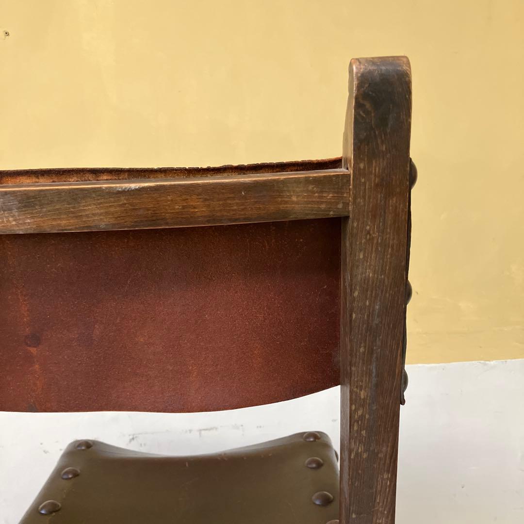 アンティーク彫刻入りダークブラウン木製椅子イギリスヴィンテージスタッズレザー