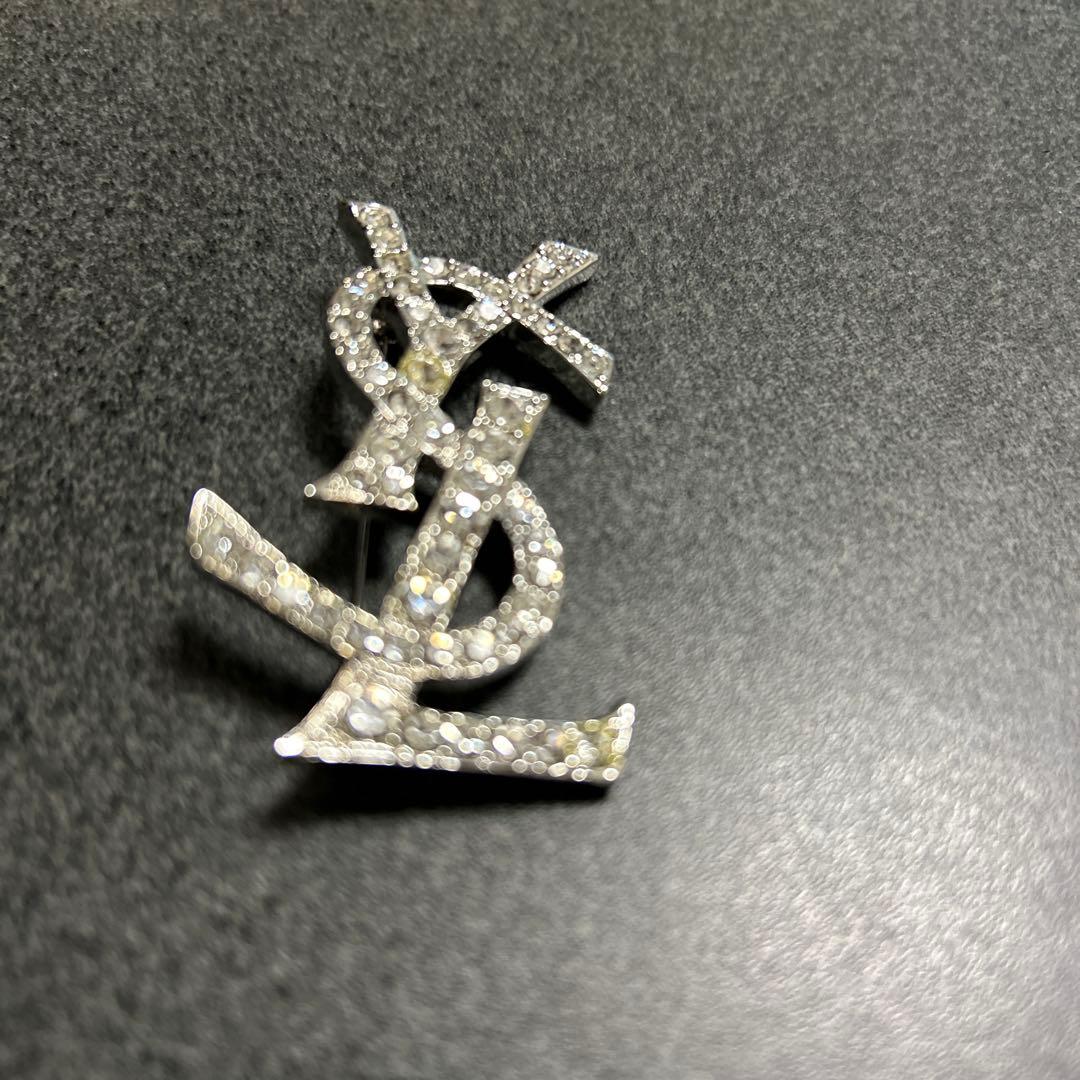 YSL ロゴ ブローチ シルバー クリスタル