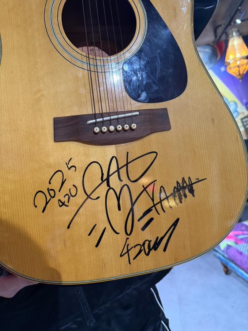 サイン入りアコースティックギター【撮影で使用】