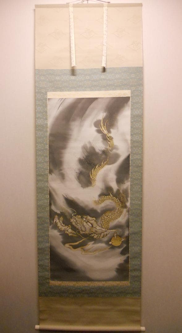 掛け軸 臥龍 作 『 雲龍図 』 龍 昇龍 雲龍 絹本 希少 茶道具 掛軸 美品