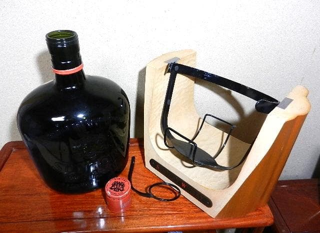 木製台座のブランコに取り付けられた特大４０００ｍｌオールドのボトル（希少品）