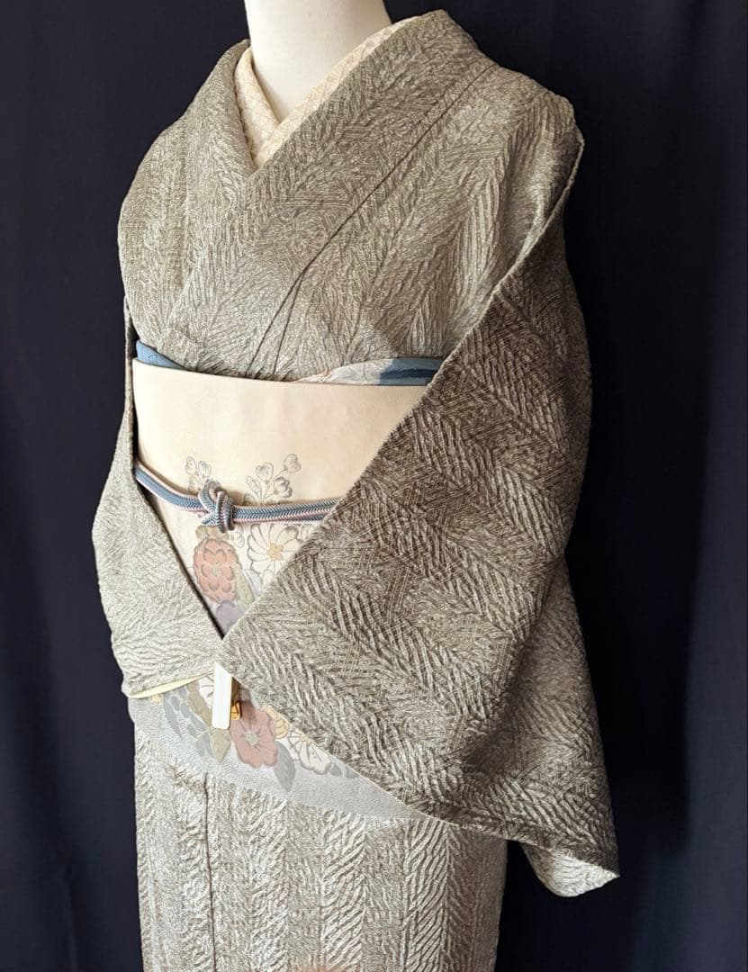 【小紋】藤娘きぬたや　杢目絞り　極上たたき柄生地　薄い抹茶色　しつけ付き