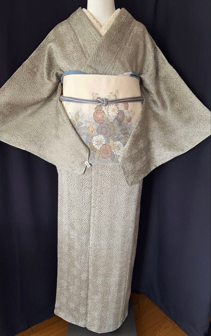 【小紋】藤娘きぬたや　杢目絞り　極上たたき柄生地　薄い抹茶色　しつけ付き