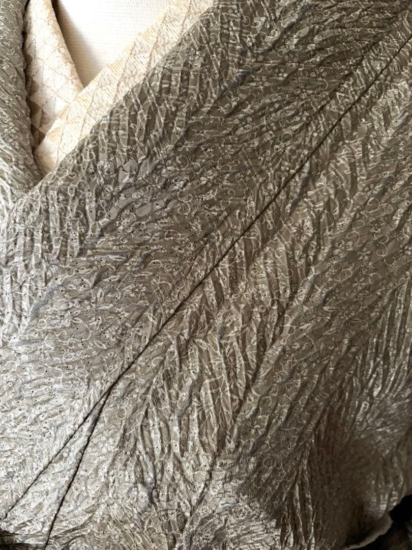 【小紋】藤娘きぬたや　杢目絞り　極上たたき柄生地　薄い抹茶色　しつけ付き