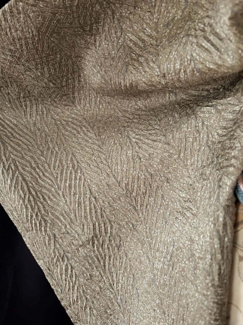 【小紋】藤娘きぬたや　杢目絞り　極上たたき柄生地　薄い抹茶色　しつけ付き