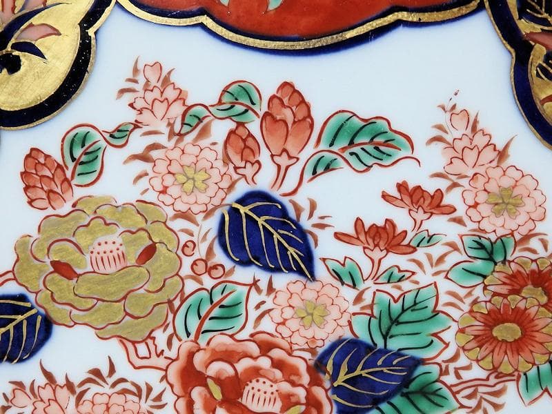 大聖寺伊万里　金襴手　百花繚乱　花籠に蝶の図　８寸半皿　E397AS-COa