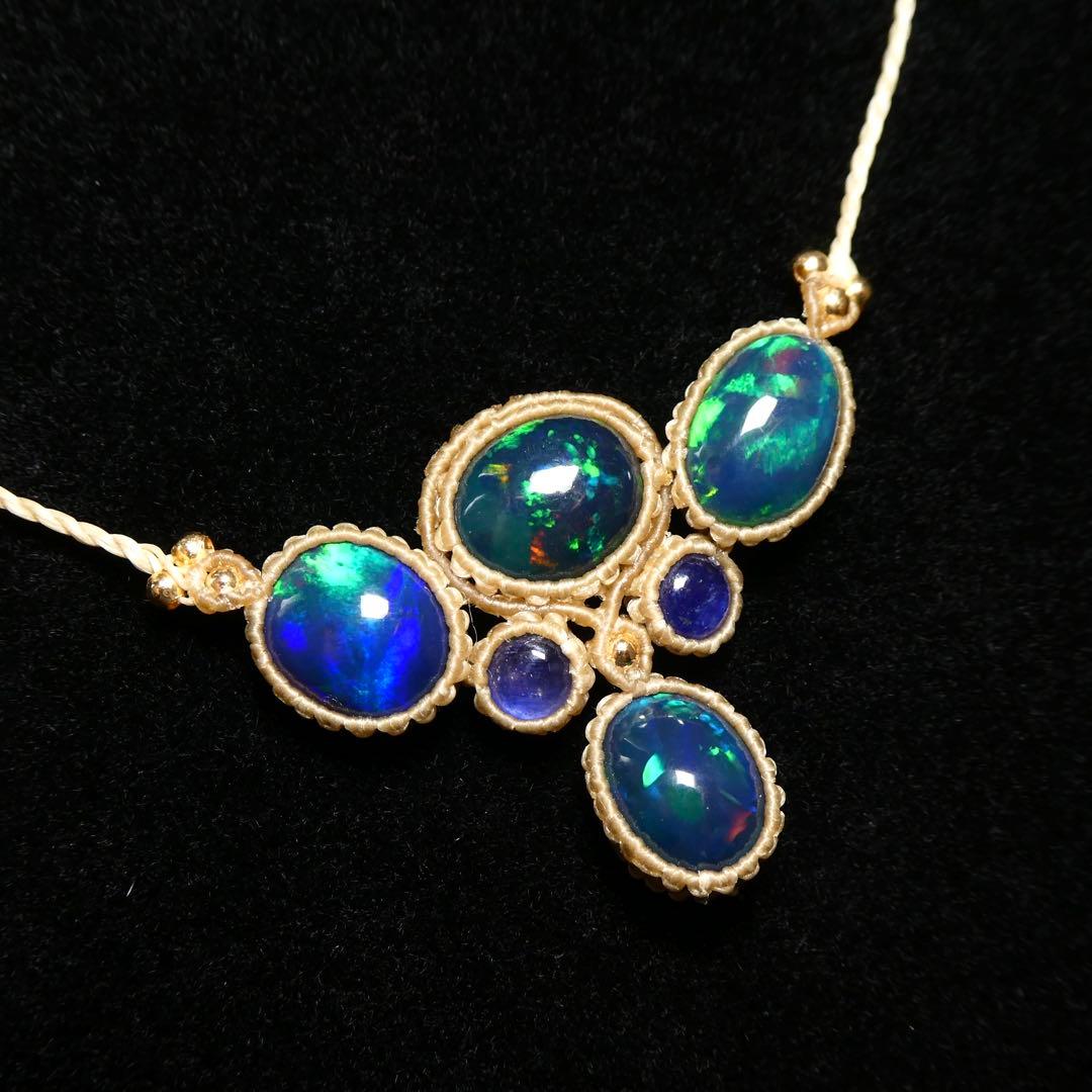 宝石質ブラックオパールとサファイアのマクラメネックレス