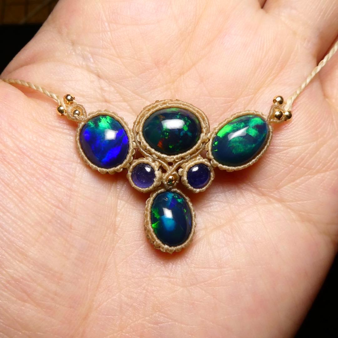 宝石質ブラックオパールとサファイアのマクラメネックレス