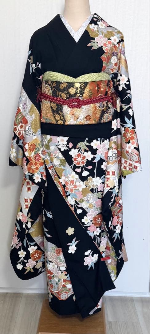 裄６９．５ｃｍ　豪華　４点セット　黒地に金駒刺繍 も豪華な振袖