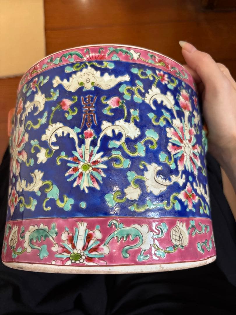 陶器の蓋付き容器