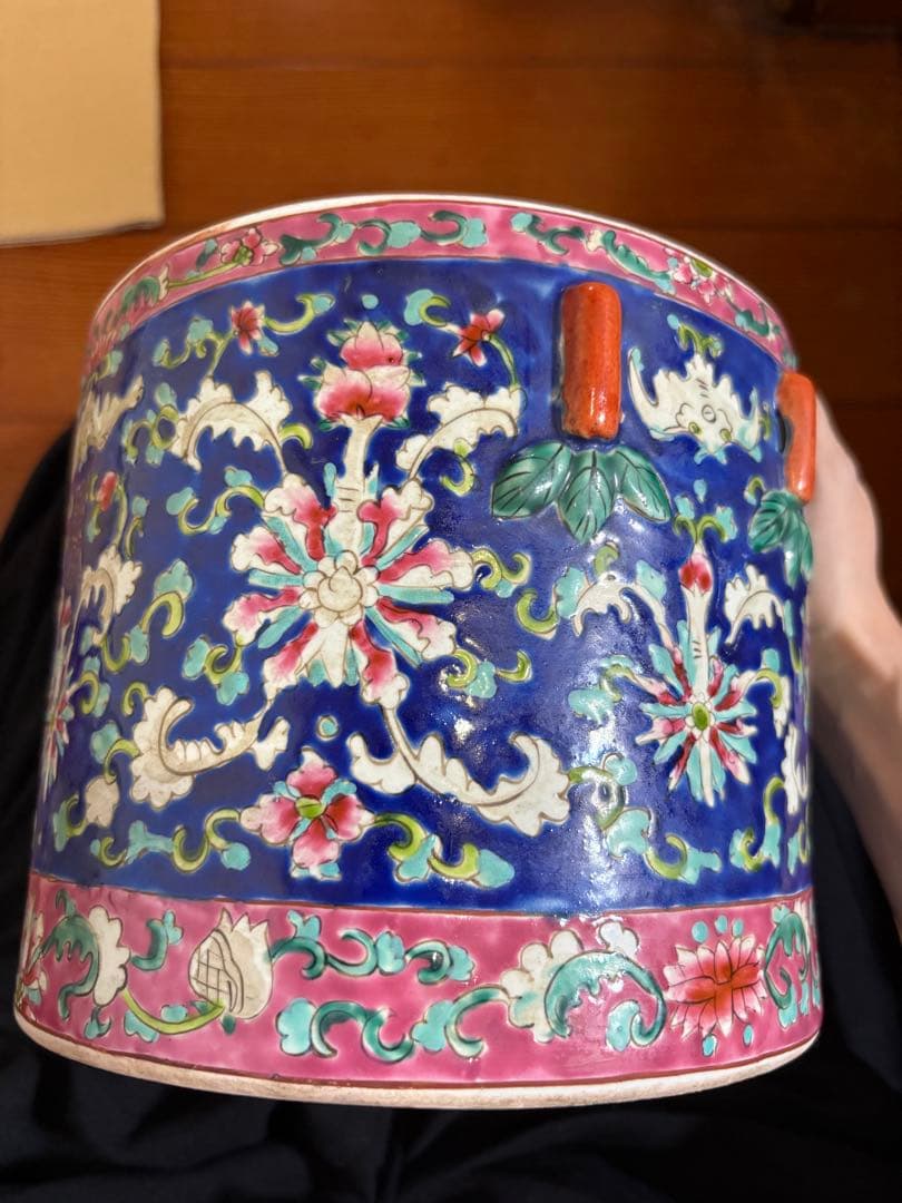 陶器の蓋付き容器