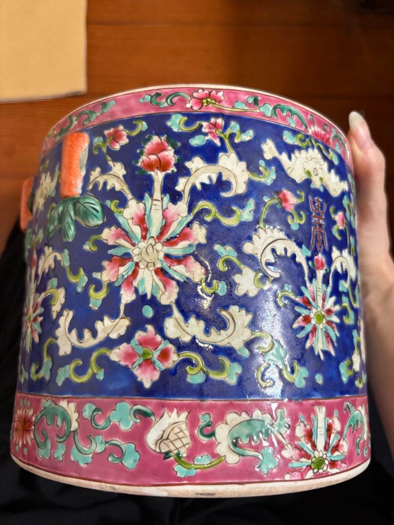 陶器の蓋付き容器