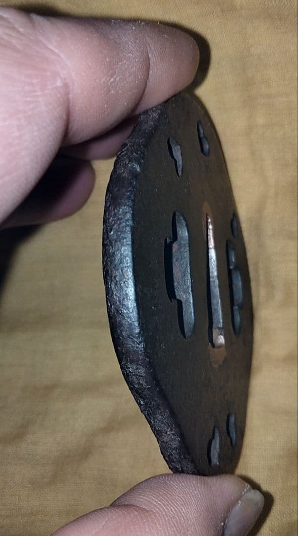 珍品　鉄鍔　鐔　(駿河家信　猪目小透かし)　江戸時代　箱付き