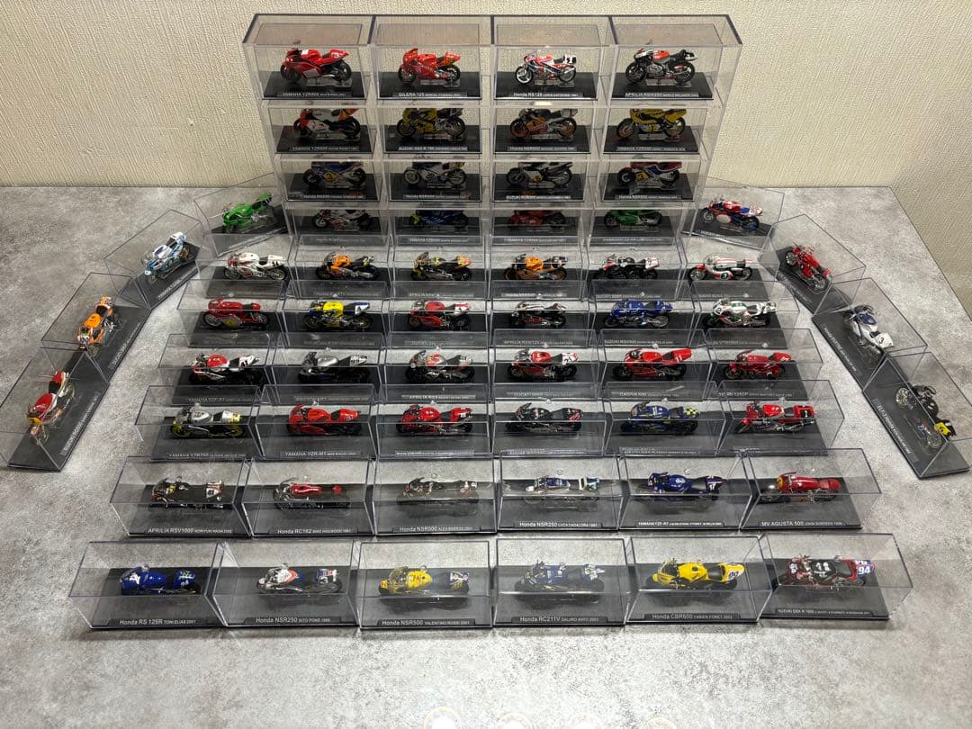 デアゴスティーニチャンピオンバイクコレクション 60台 バインダー2冊 飾り棚