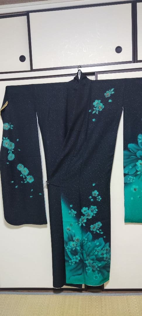 着物 振袖 正絹 未使用 (色)黒地ラメ、裾緑 (柄) 牡丹に桜 身丈164cm