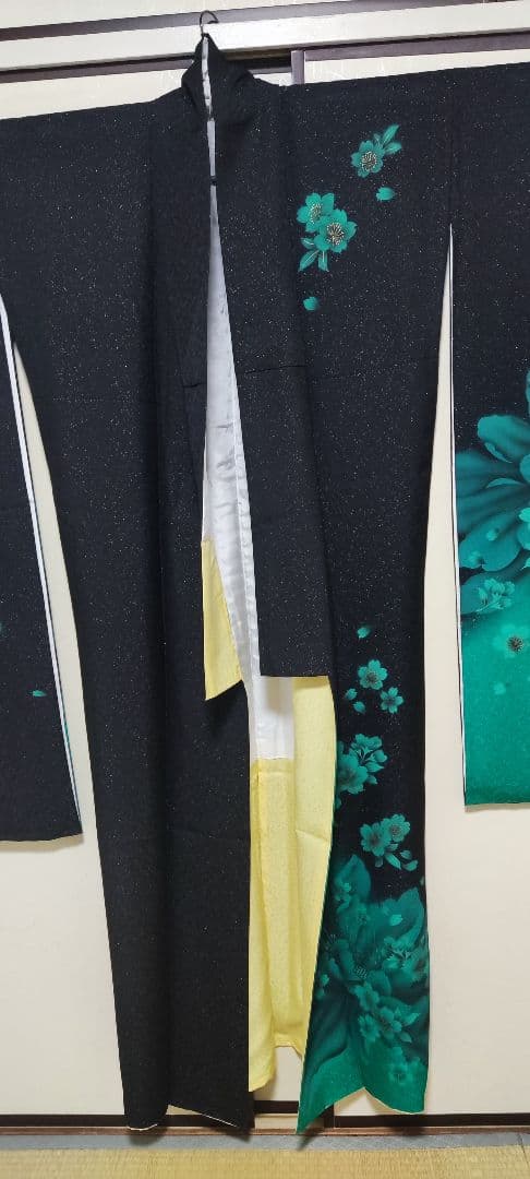 着物 振袖 正絹 未使用 (色)黒地ラメ、裾緑 (柄) 牡丹に桜 身丈164cm