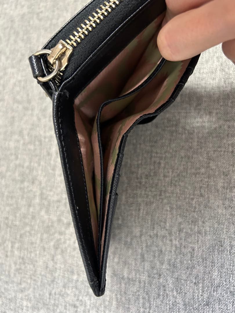 ブラック 二つ折り財布 ゴールドロゴ