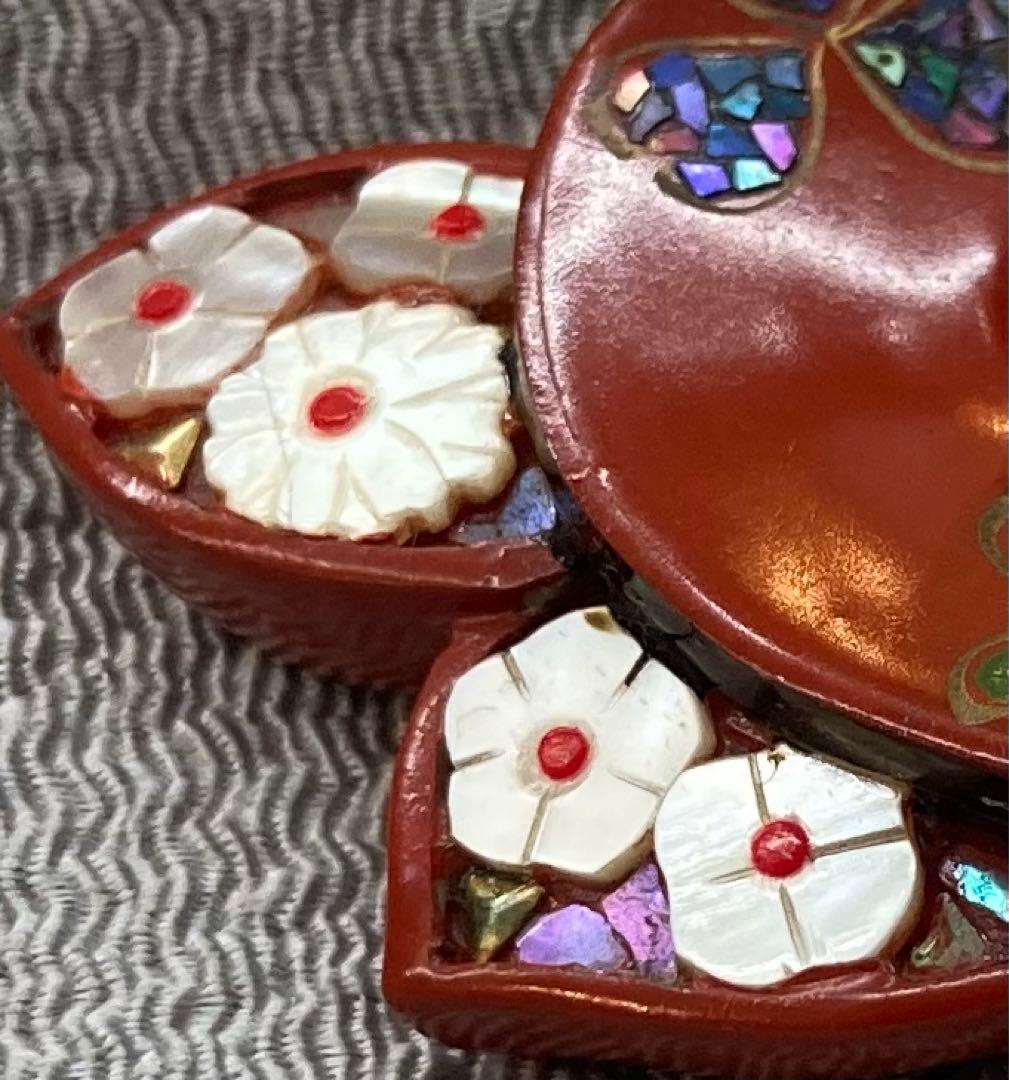 B65s  朱塗椿花形 帯留　菊花　螺鈿細工