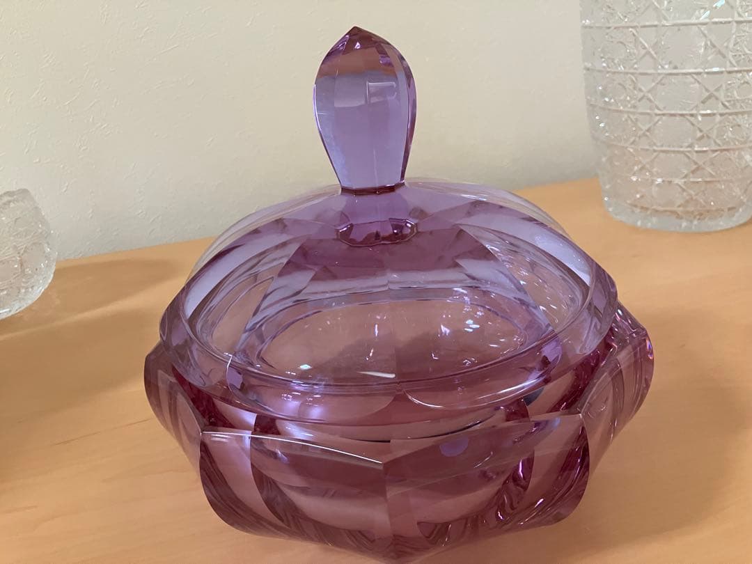 ボヘミアガラス、モーゼル工房、紫色 蓋付き容器　伝統工芸品