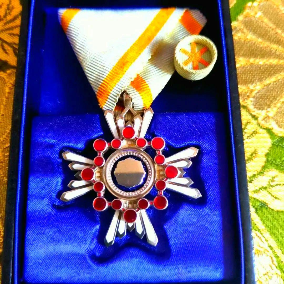 【最終価格】【美品】勲六等瑞宝章 略綬・塗共箱付き