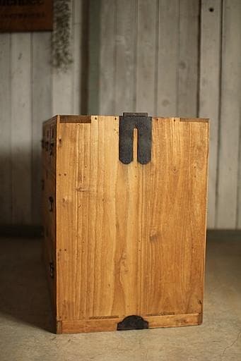 古く味のある木製の引き出し5杯　チェスト