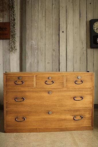 古く味のある木製の引き出し5杯　チェスト