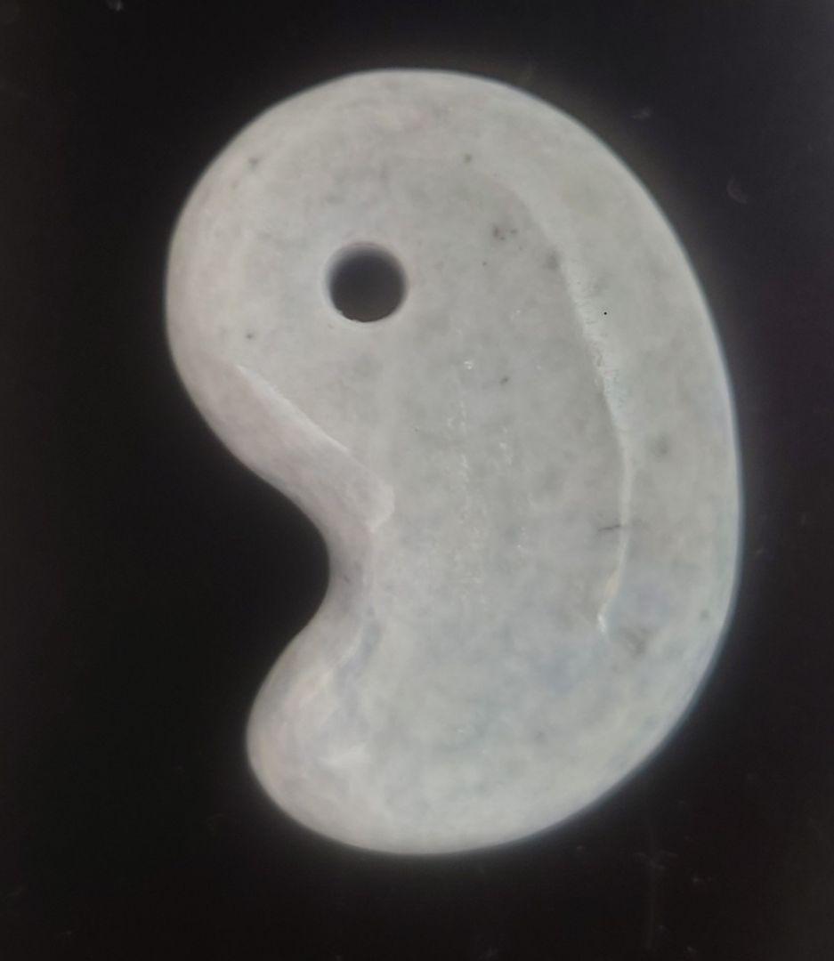 糸魚川翡翠　勾玉　ラベンダー