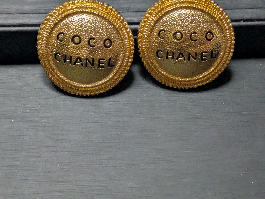 Coco Chanel ゴールドボタンピアス