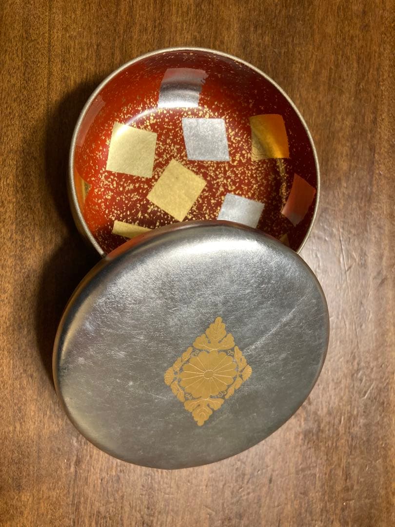 銀箔で覆われた菓子器