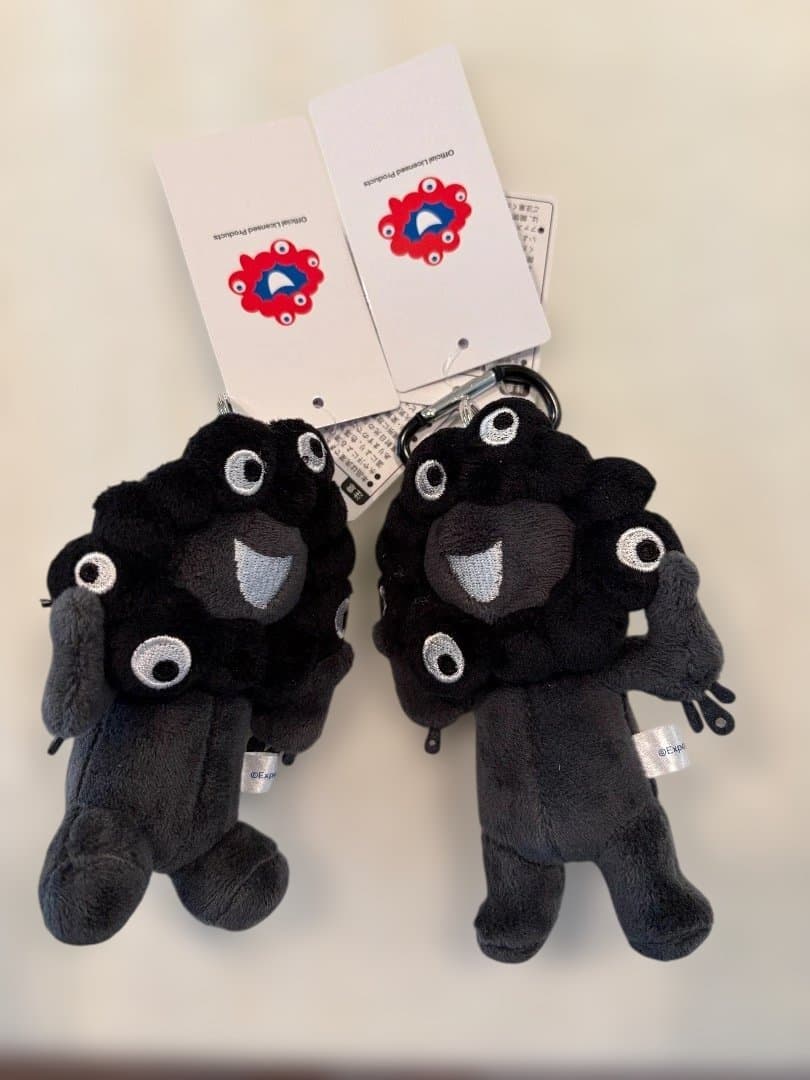 ミャクミャク カラビナ付きぬいぐるみ（ブラック） 立ち＆座りポーズ 2点セット