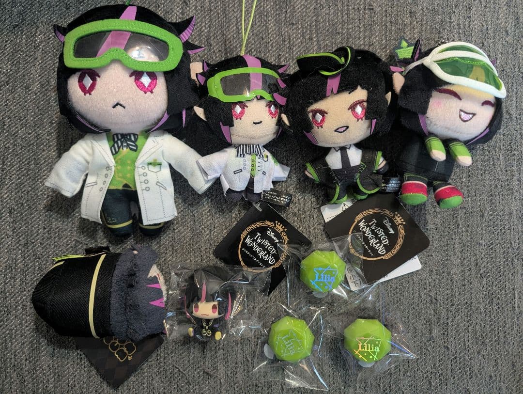 ツイステ リリア まとめ売り(ぬいぐるみ、アクキー、紙類、缶バッジなど)