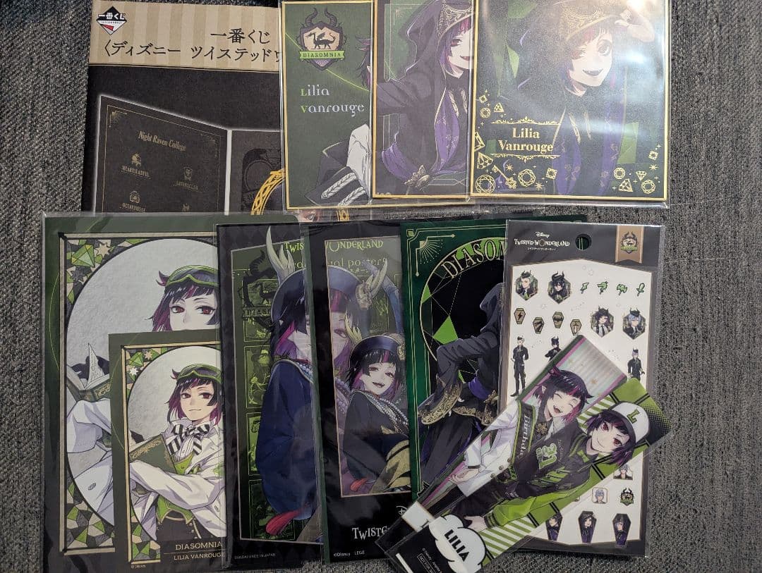 ツイステ リリア まとめ売り(ぬいぐるみ、アクキー、紙類、缶バッジなど)