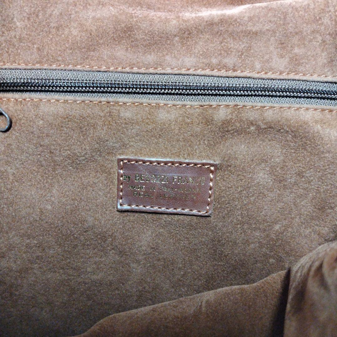 イタリア製　黒のショルダーバッグ クロコダイル風