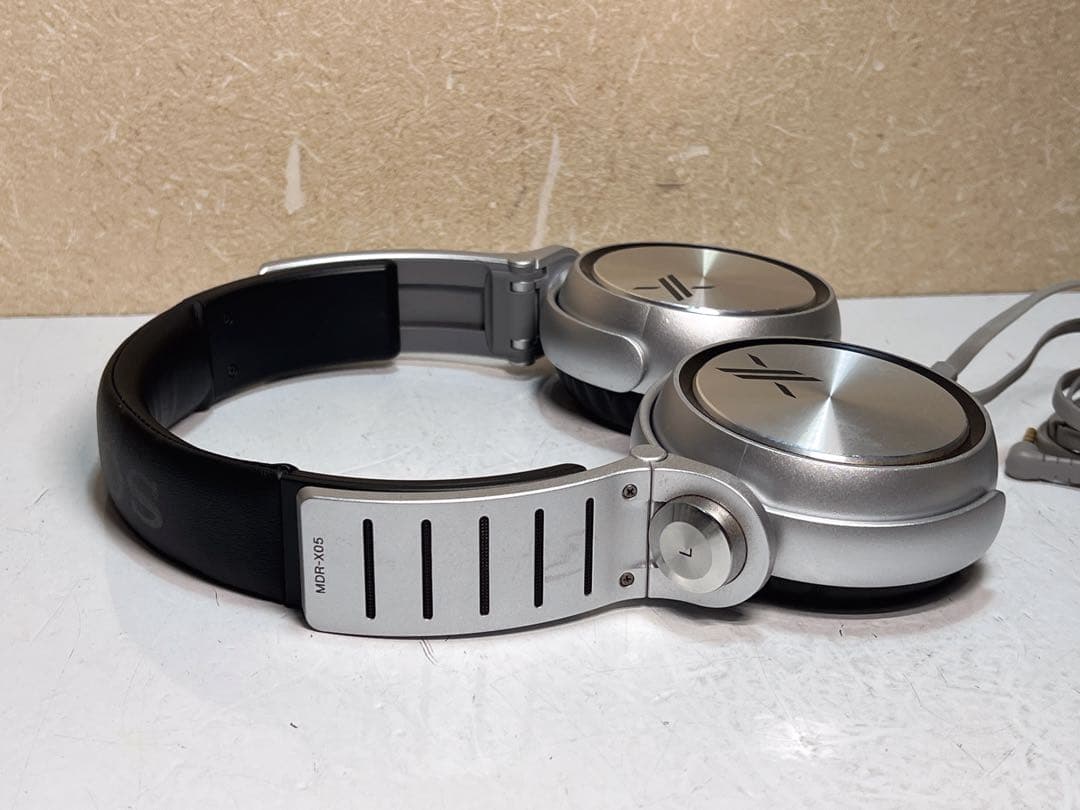 ソニーMDR-X05ヘッドホン。サイモン・コーウェル「Xエディション」