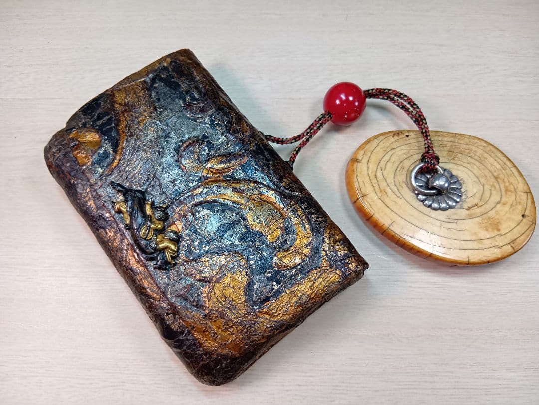 煙草入／金唐革／美品金工饅頭根付