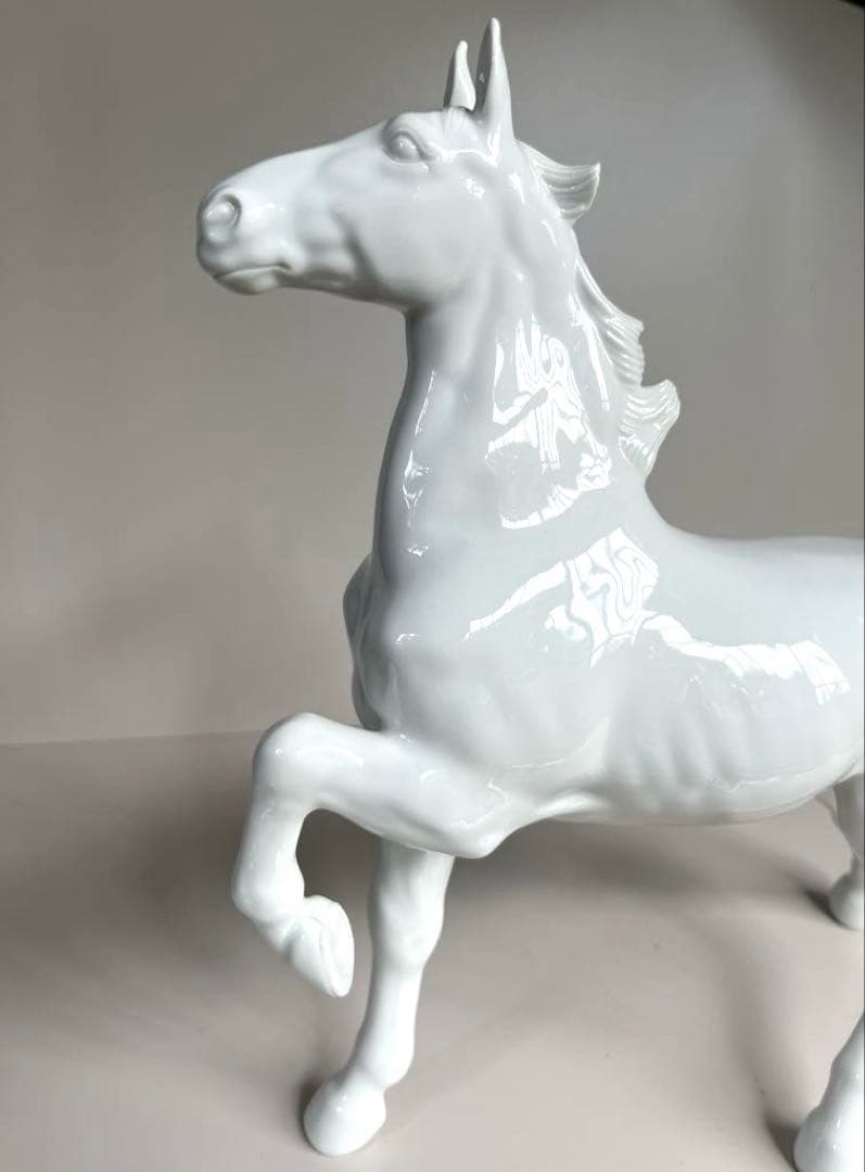 11月27日迄の掲載： ☆ 鍋島大吾作　白磁 駿馬　陶器彫刻