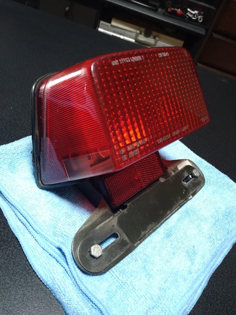 バイク用赤テールランプ ボルト固定