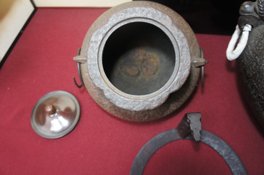 ☆美品 未使用 尾垂釜 やつれ(窶れ)風炉 欠風炉 五徳 車軸釜料込み