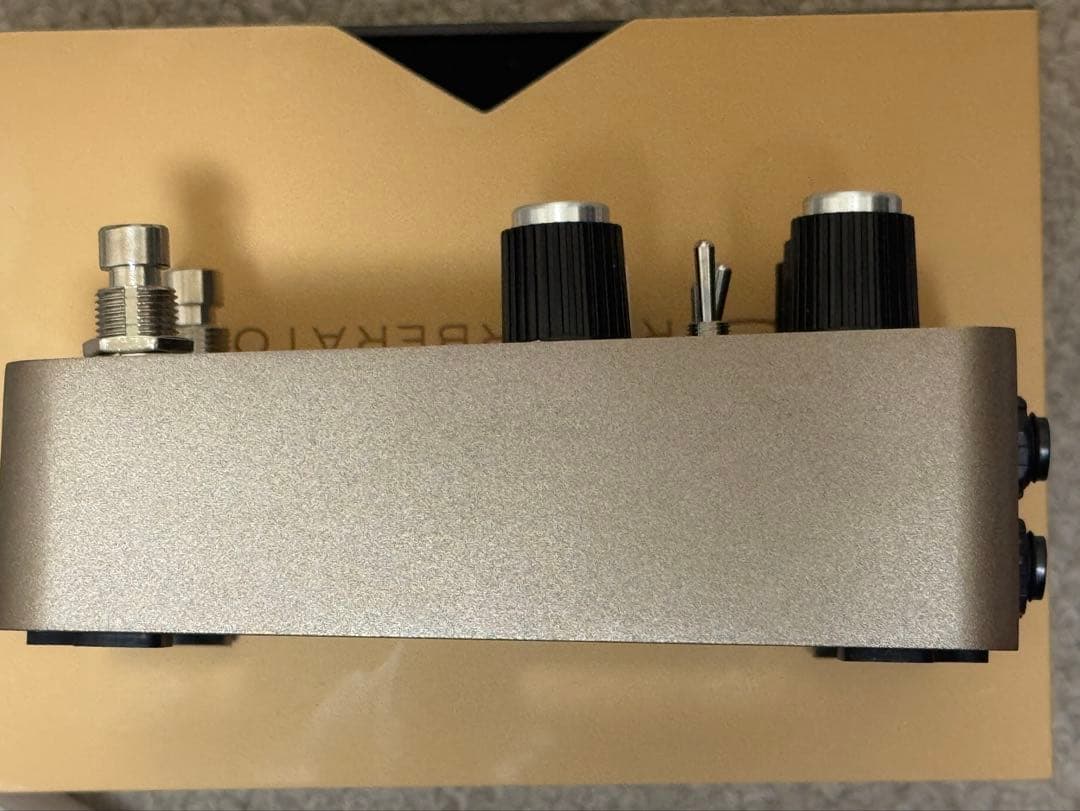 UAFX Golden Reverberator です。