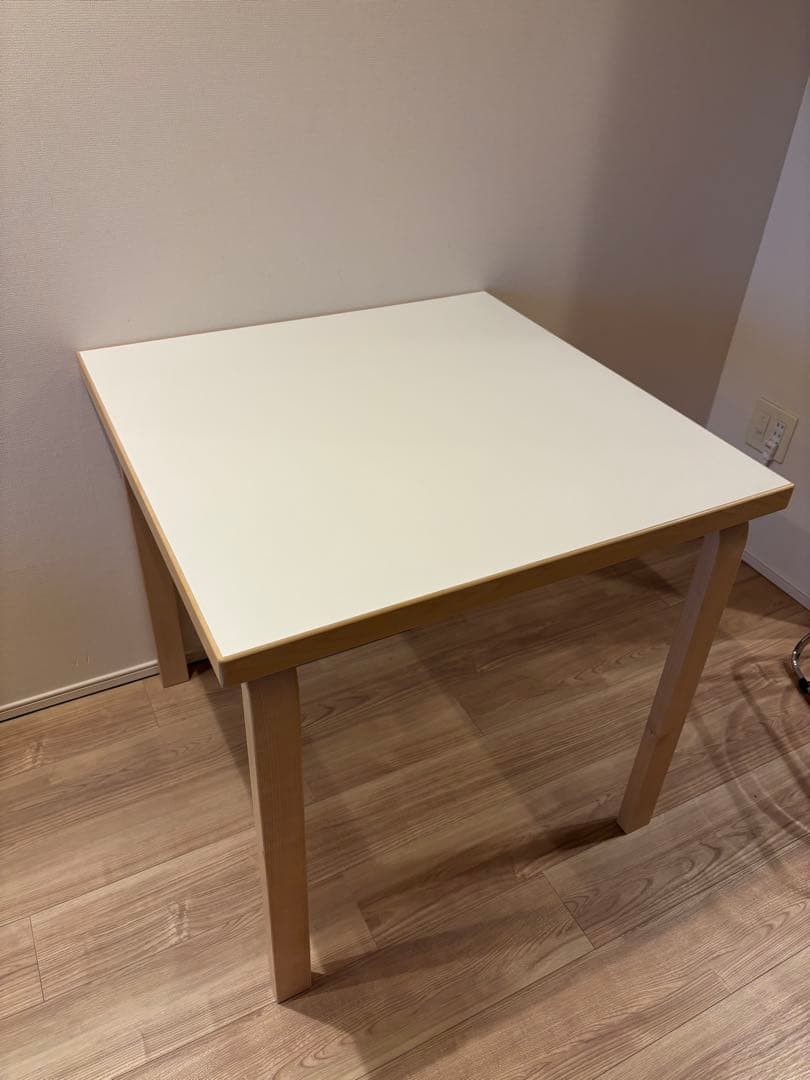 artek アルテック テーブル 81C（75 x 75）ホワイト ラミネート