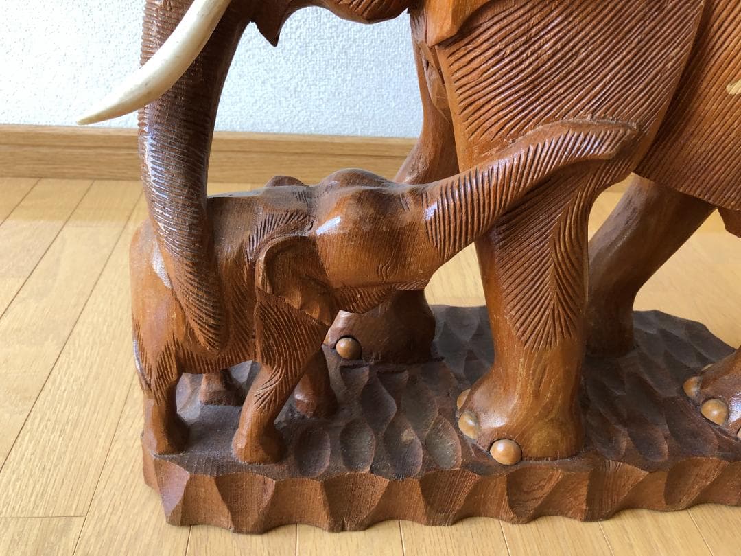 木製象と子象の彫刻