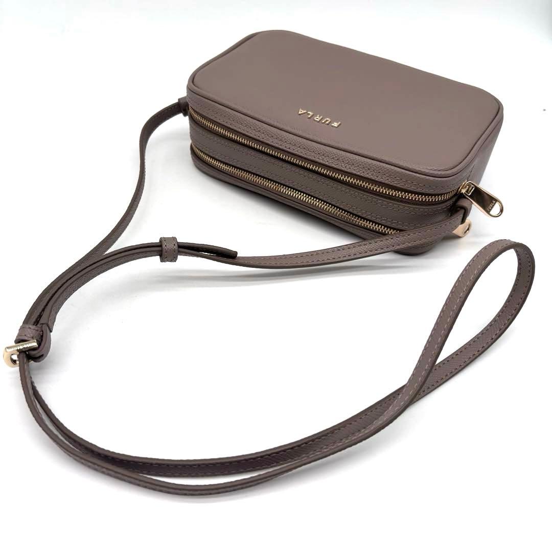✨未使用級✨現行ロゴ✨フルラ　カメラバッグ　ショルダーバッグ　リリー　レザー