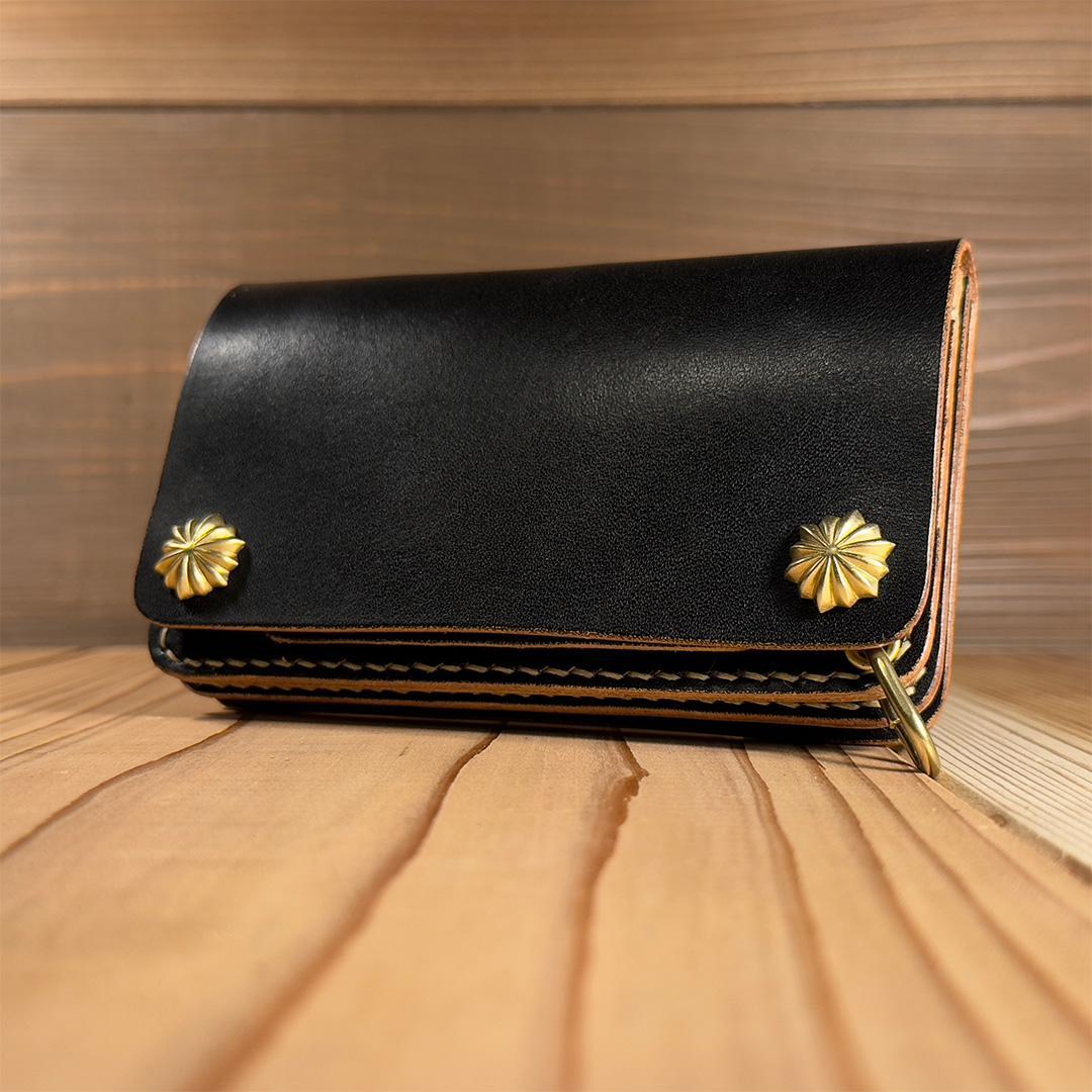 昭南本ヌメ革・丘染めブラック茶芯（手染め）｜ミドルトラッカーウォレット