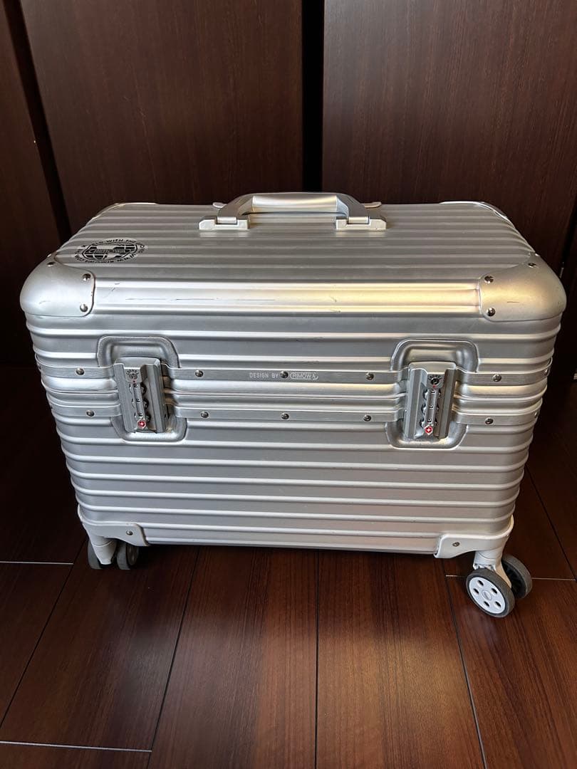シルバー アルミニウム キャリーケース