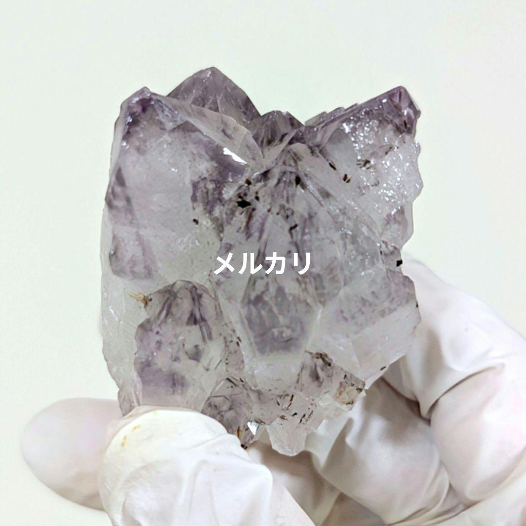 特徴的なアメジスト原石（扇形状内包物入り）