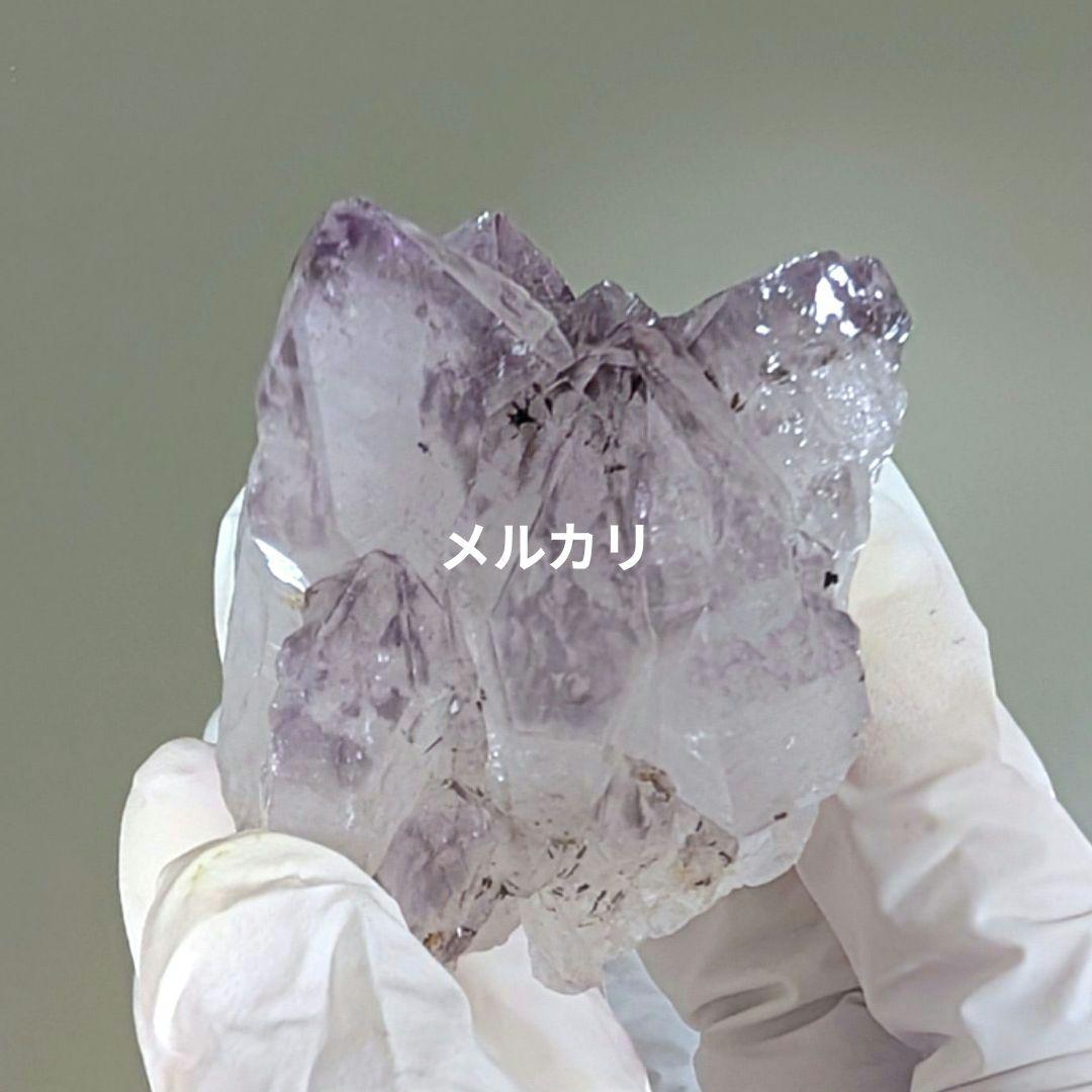 特徴的なアメジスト原石（扇形状内包物入り）