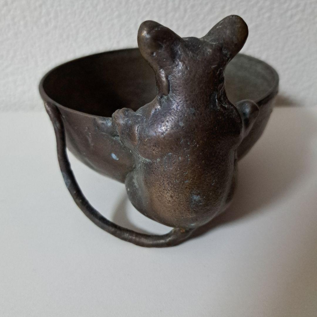 ネズミの装飾付き金属製ボウル