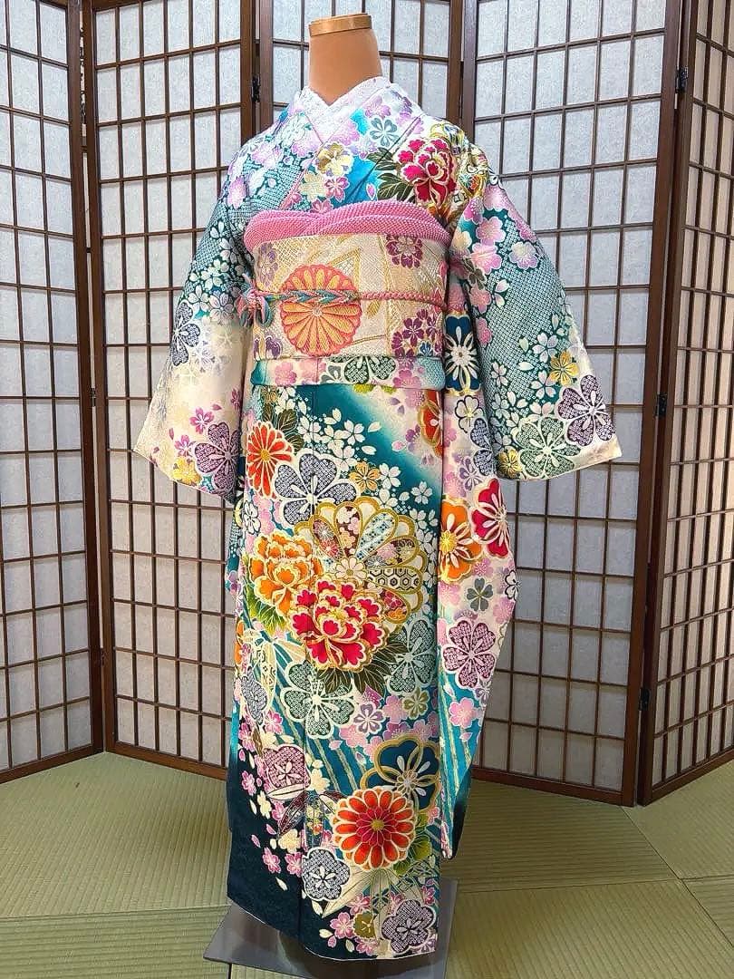 振袖フルセット　花柄　白地にブルーグリーンとピンクの花柄
