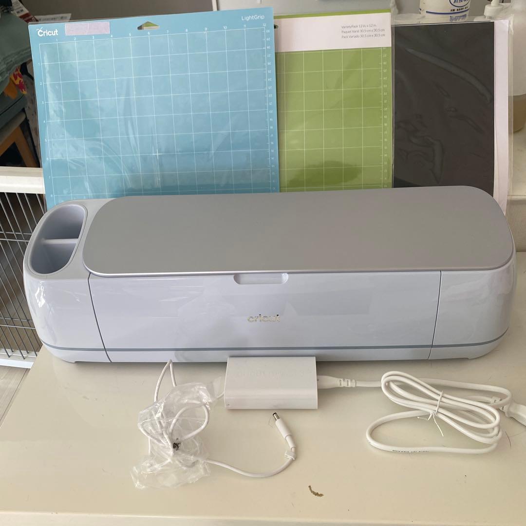 お値下げ中【美品】ほぼ未使用クリカットメーカー3 ＋カッティングシート3枚
