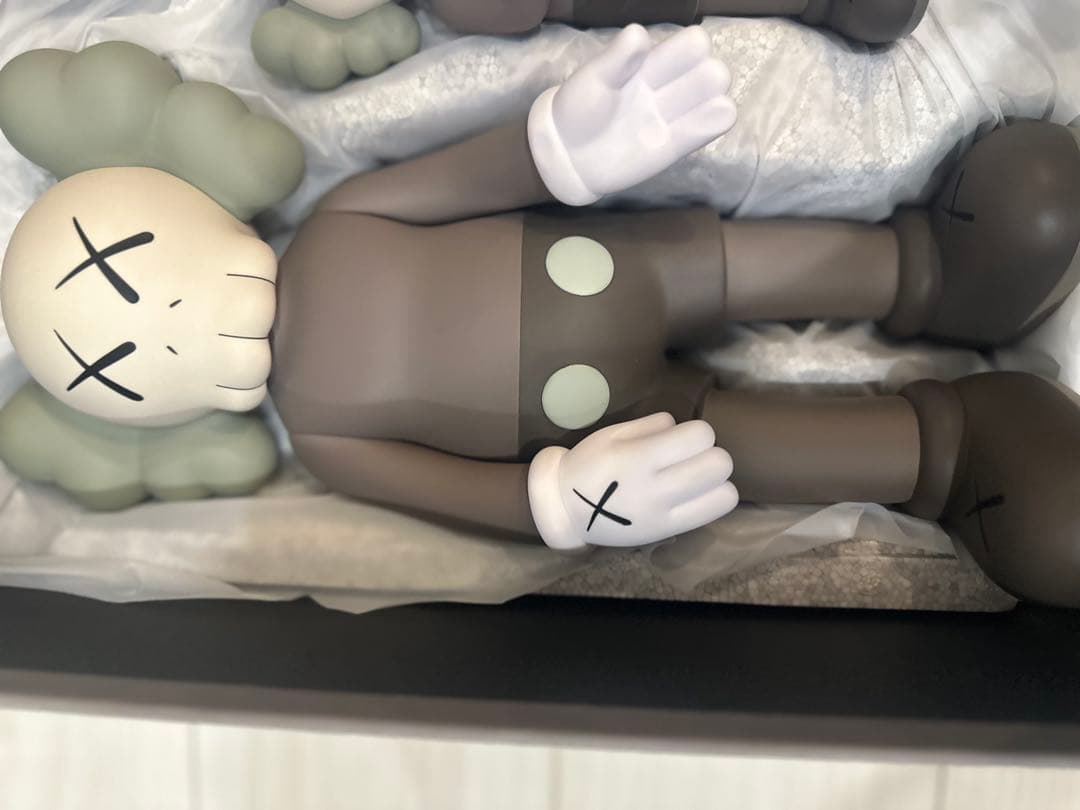 kaws family brown カウズ フィギュア